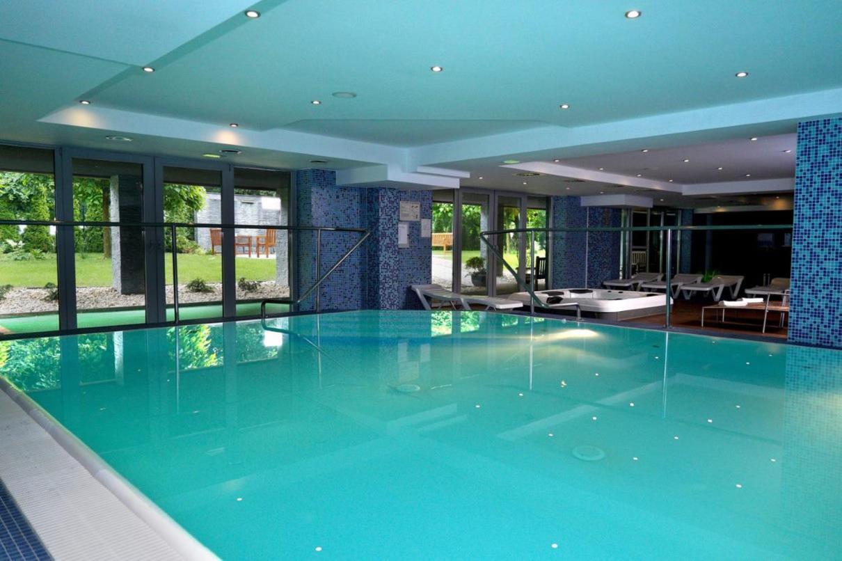 Hotel Mousson Michalovce Bagian luar foto