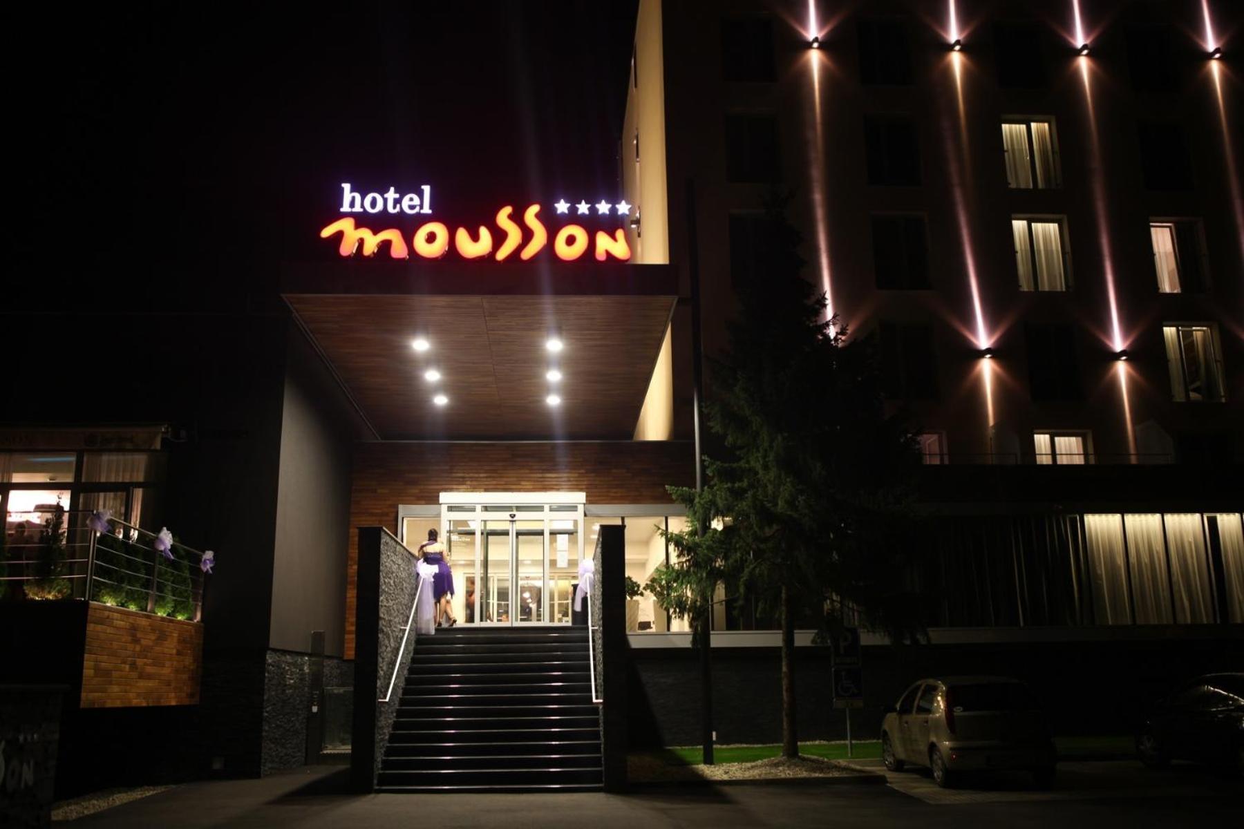 Hotel Mousson Michalovce Bagian luar foto