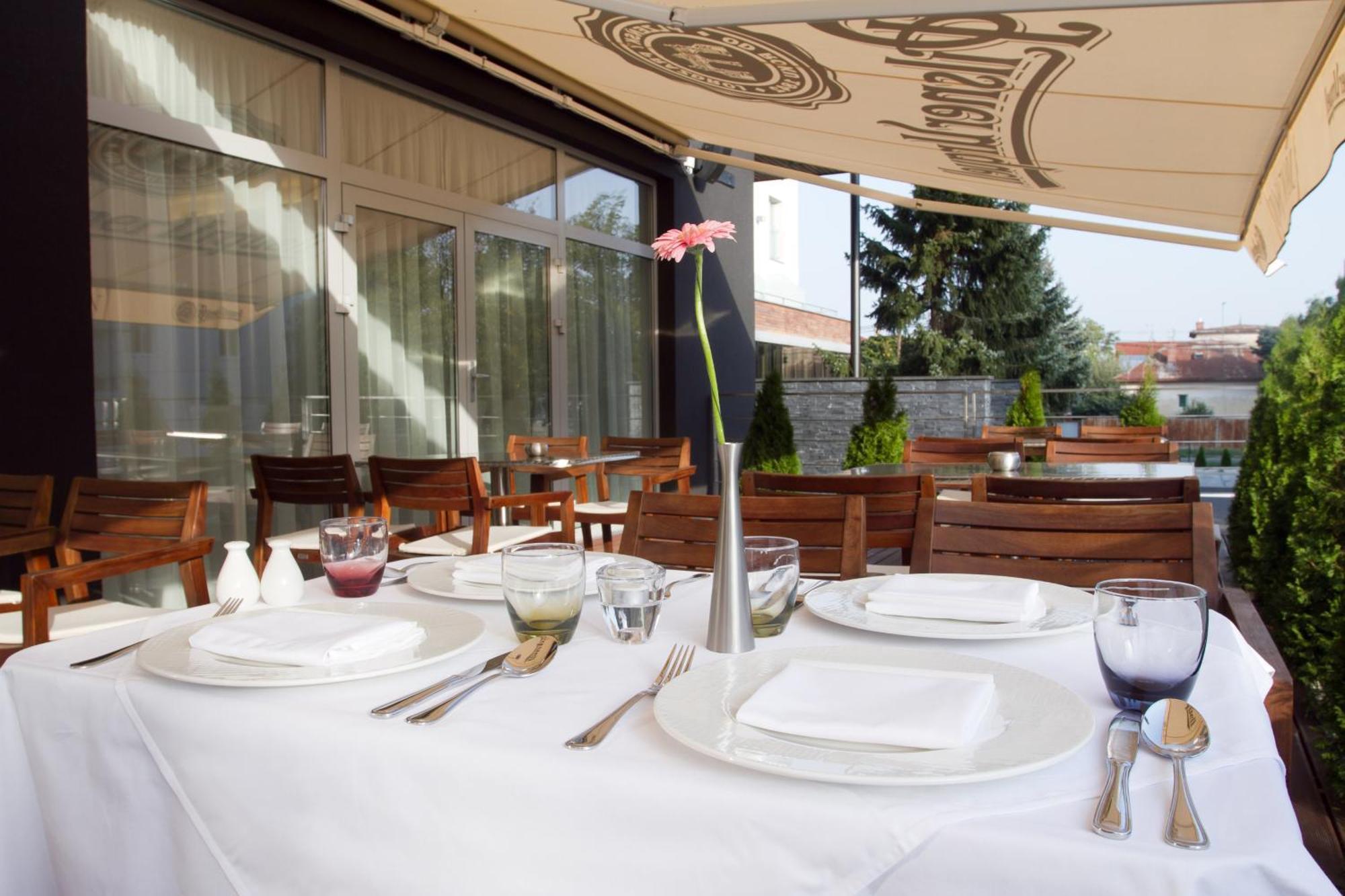 Hotel Mousson Michalovce Bagian luar foto