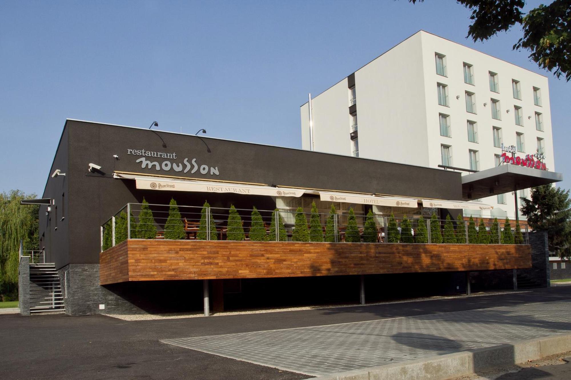Hotel Mousson Michalovce Bagian luar foto