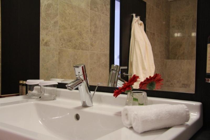 Hotel Mousson Michalovce Bagian luar foto