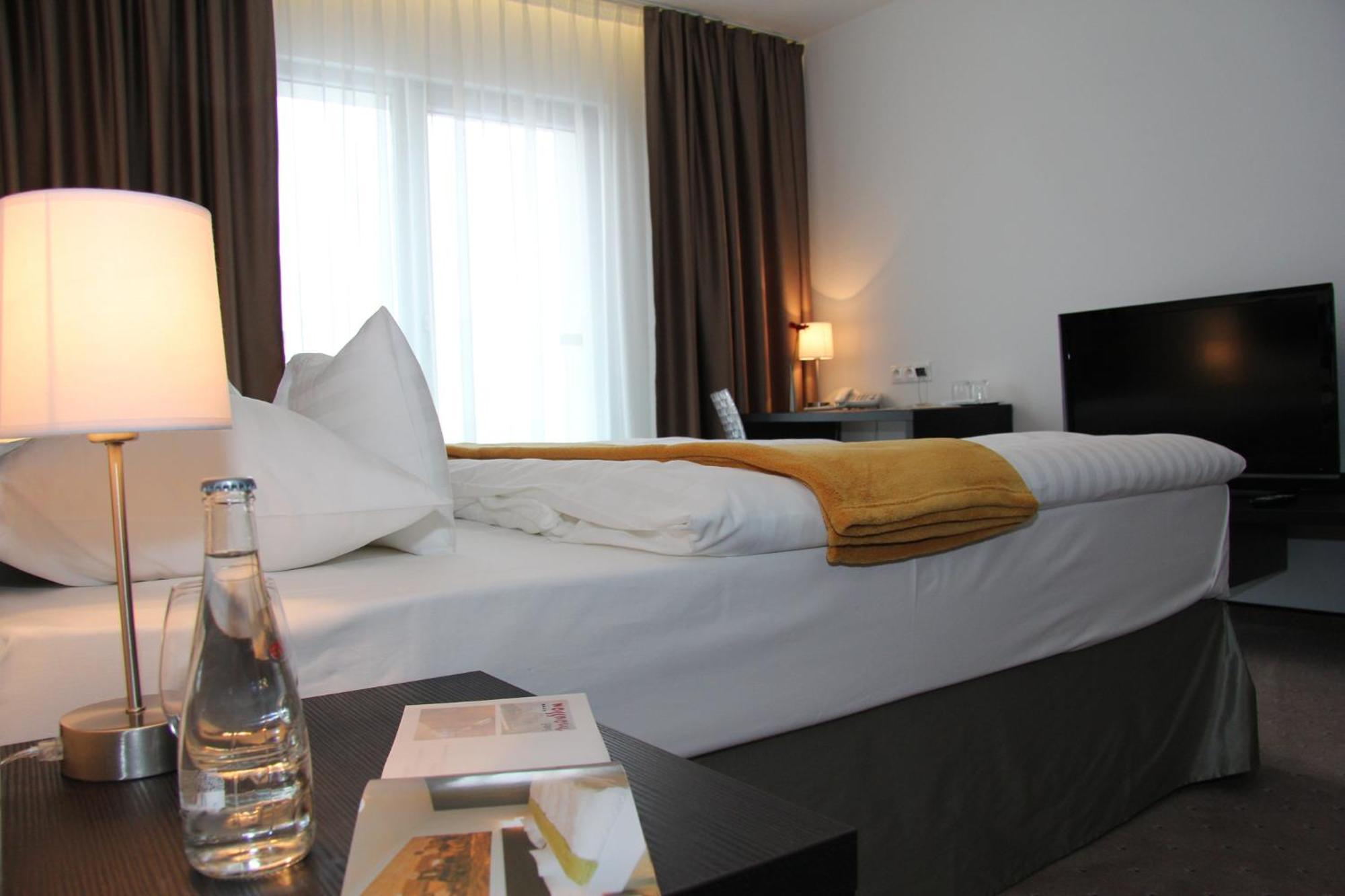 Hotel Mousson Michalovce Bagian luar foto